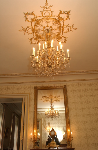 Restauration des ors des plafonds de l'Hôtel de Roquelaure Restauration des ors des plafonds de l'Hôtel de Roquelaure