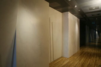 Couloir : staff sculpté et peint en trompe-l'oeil Couloir : staff sculpté et peint en trompe-l'oeil